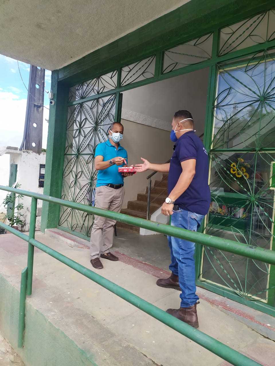 Camacã: Prefeito Paulo do Gás recebe funcionários com bombons
